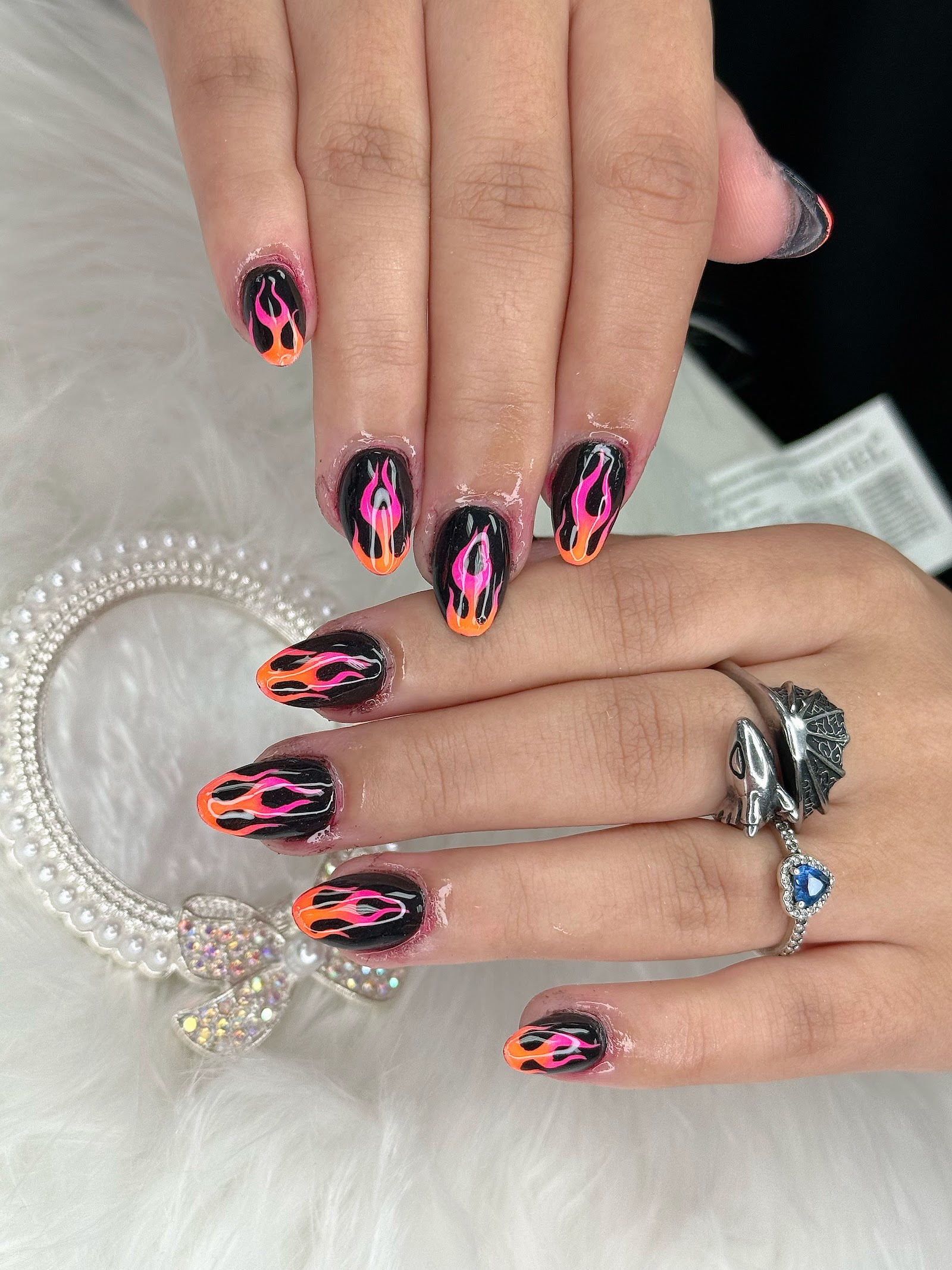 Queen Nails logo